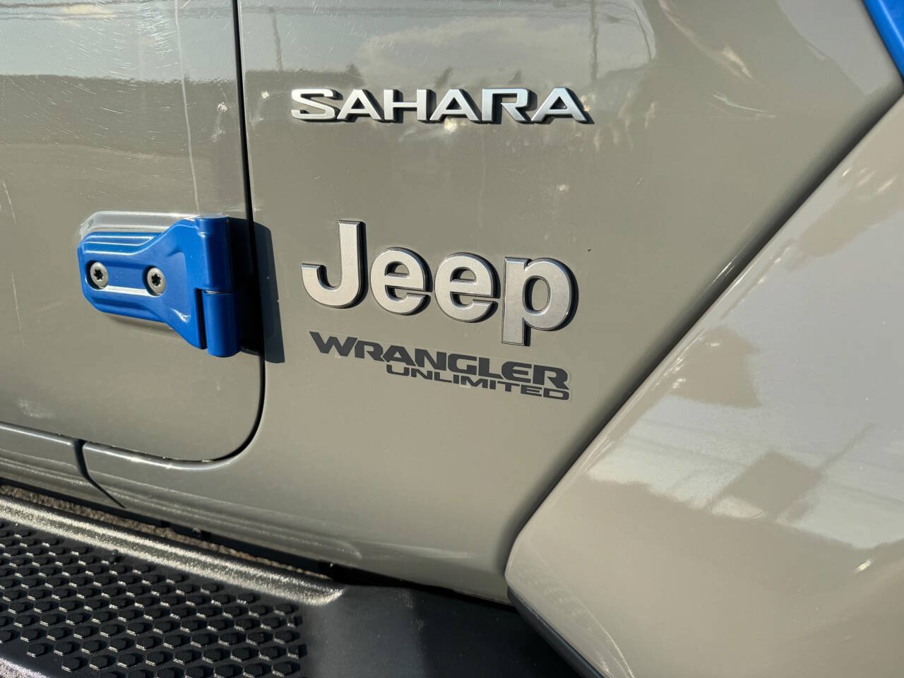 Used 2018 Jeep Wrangler Unlimited Sahara w/ LED Lighting Group AWD/4WD image 9