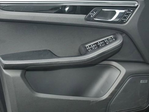 Used 2018 Porsche Macan S image 22