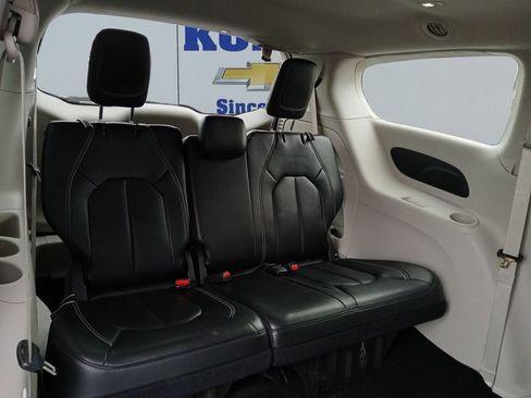 Used 2024 Chrysler Pacifica Touring-L FWD image 18