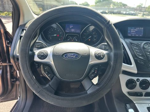 Used 2013 Ford Focus SE w/ SE Winter Pkg FWD image 16