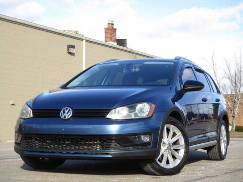 Used 2017 Volkswagen Golf Alltrack SE image 1