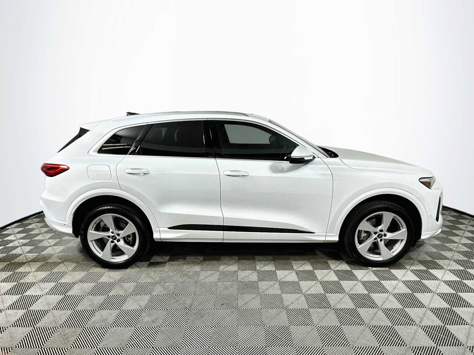 Certified 2025 Audi Q5 Premium Plus AWD/4WD image 8