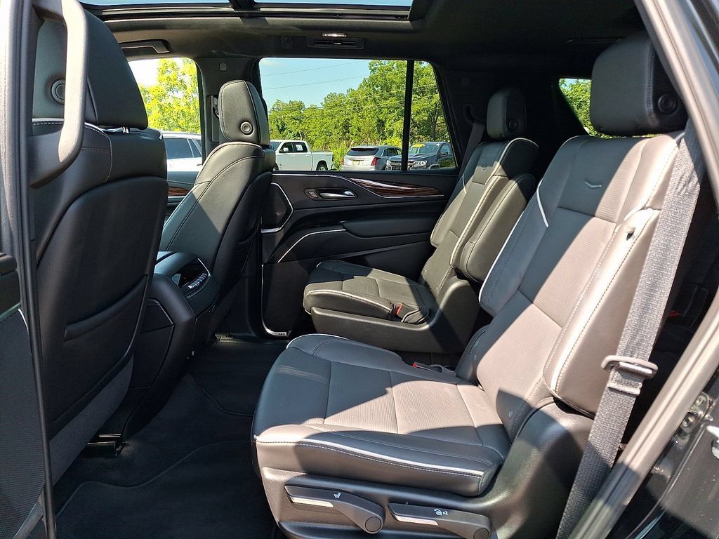 Used 2024 Cadillac Escalade Premium Luxury w/ Performance Package AWD/4WD image 10