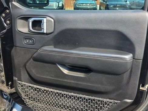 Used 2018 Jeep Wrangler Unlimited Sahara AWD/4WD image 16
