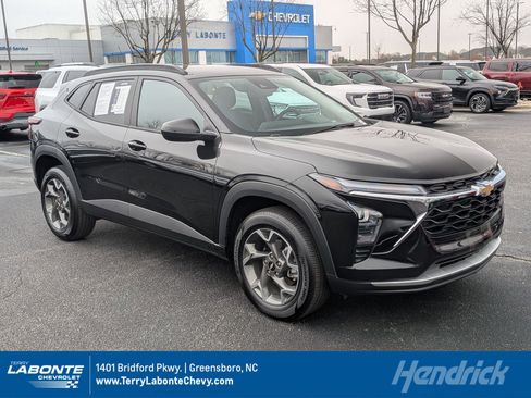 Certified 2025 Chevrolet Trax LT w/ LT Convenience Package image 1