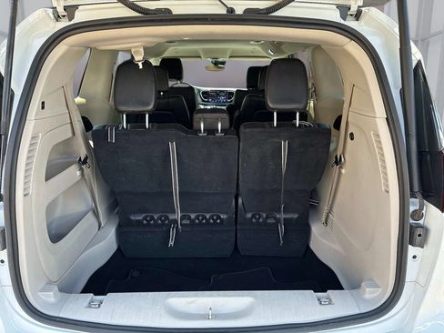 Used 2023 Chrysler Pacifica Touring-L FWD image 12