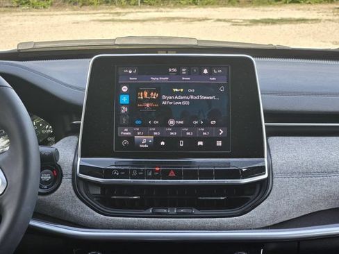 Used 2025 Jeep Compass Latitude w/ Sun & Sound Group AWD/4WD image 18