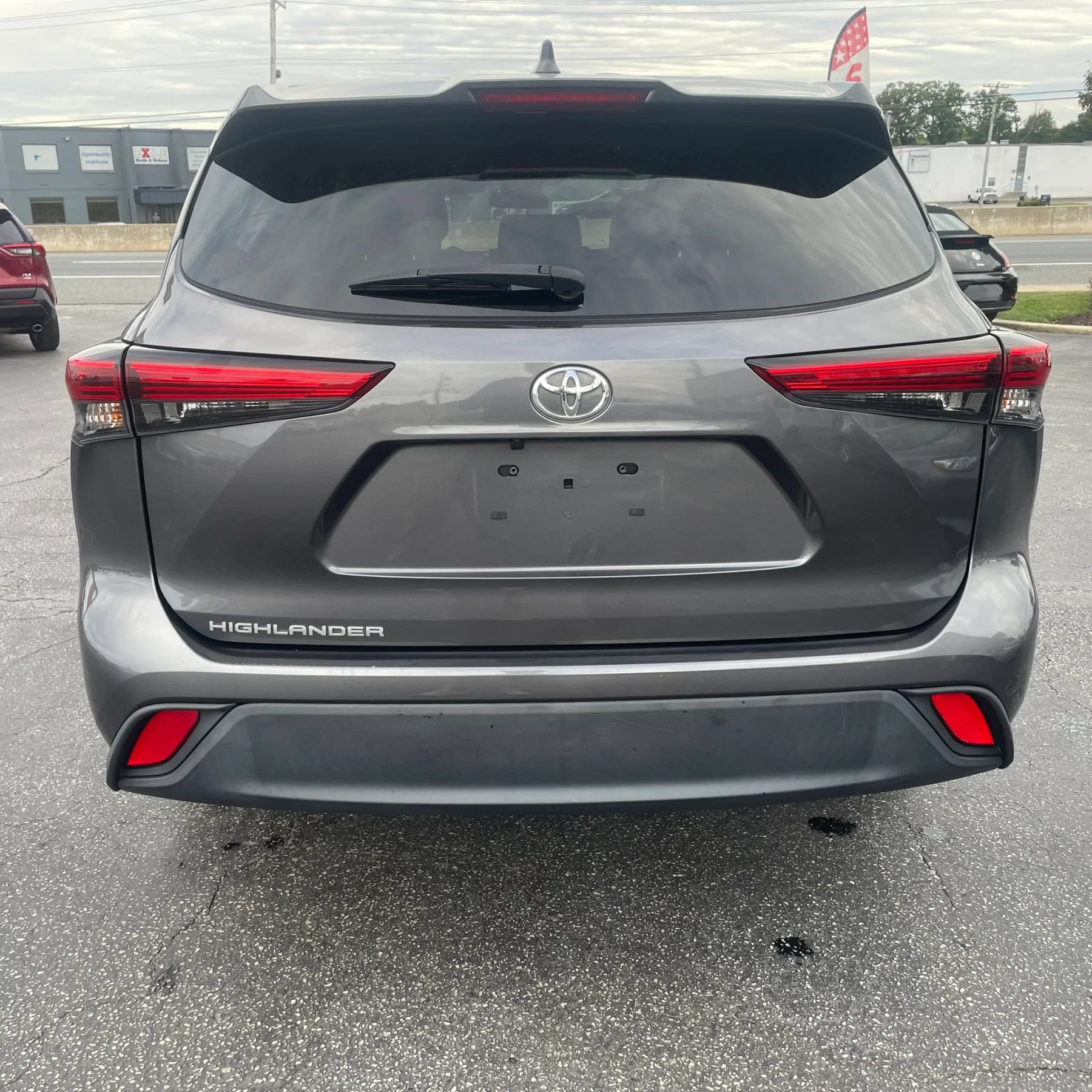 Used 2023 Toyota Highlander L FWD image 6