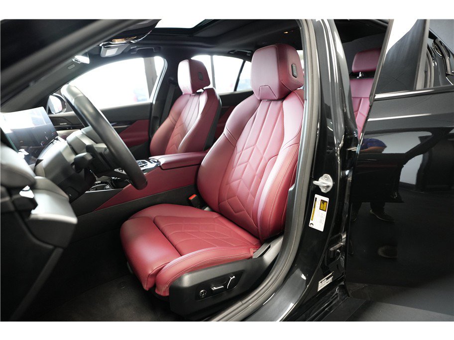 Used 2025 BMW 530i w/ M Sport Package RWD image 11