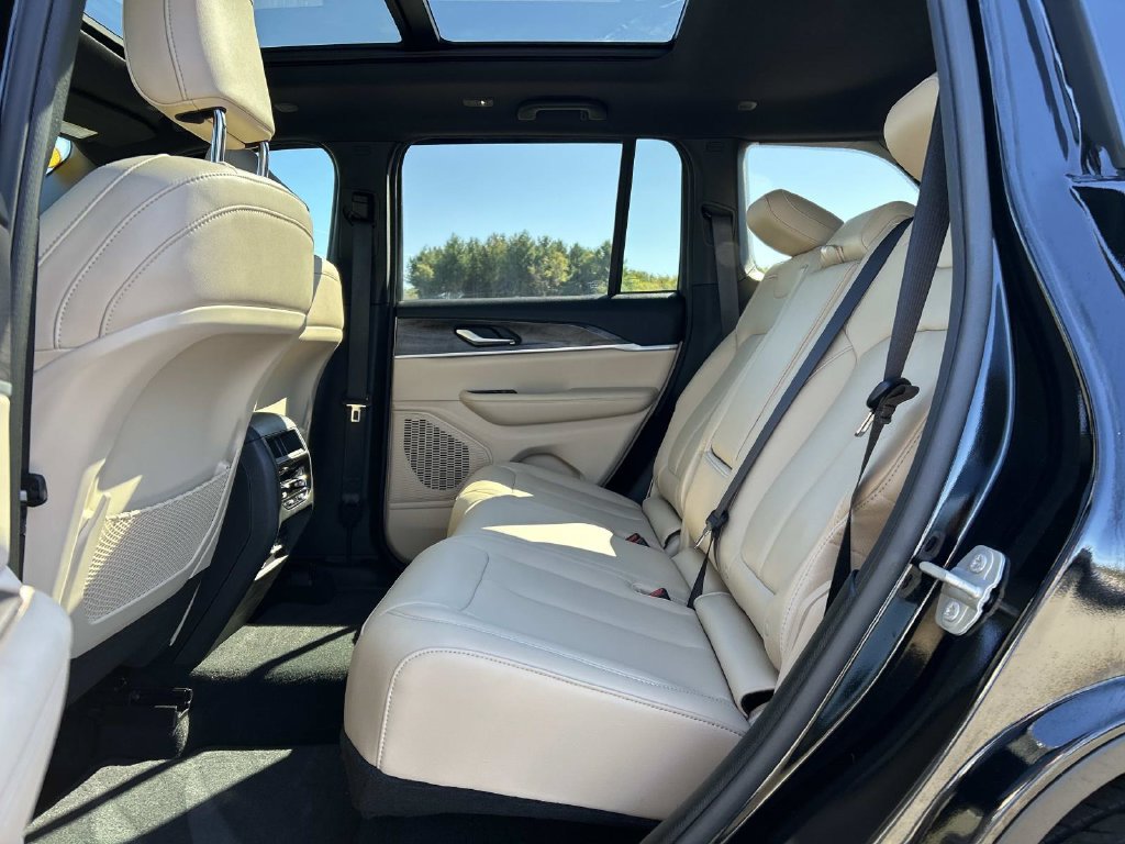 Certified 2024 Jeep Grand Cherokee Limited w/ Black Appearance Package AWD/4WD image 17