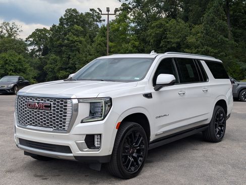 Used 2023 GMC Yukon XL Denali w/ Denali Reserve Package AWD/4WD image 5