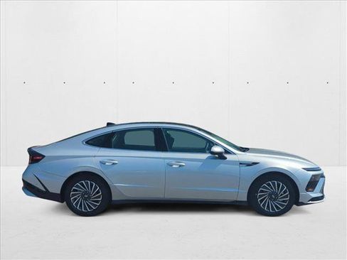 New 2025 Hyundai Sonata Limited FWD image 8