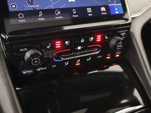 Used 2024 Jeep Grand Cherokee L Limited w/ Luxury Tech Group II image 8