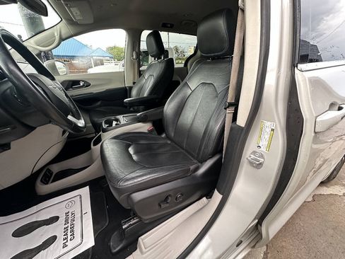 Used 2021 Chrysler Pacifica Touring-L FWD image 17