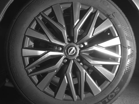 Used 2025 Nissan Altima 2.5 SV FWD image 14