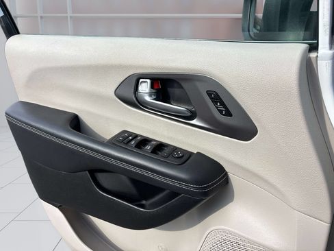 Used 2023 Chrysler Pacifica Touring-L FWD image 23