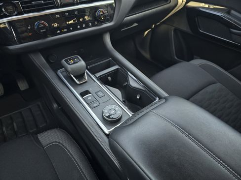 Used 2025 Nissan Pathfinder SV AWD/4WD image 16