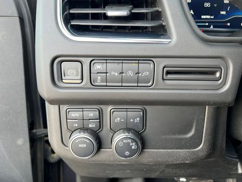 Used 2022 Chevrolet Suburban LT image 17