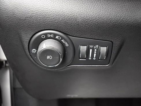 Used 2025 Jeep Compass Limited image 22