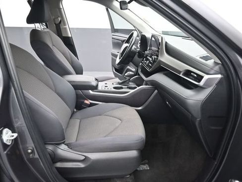 Used 2024 Toyota Highlander LE FWD image 12