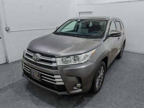 Used 2019 Toyota Highlander XLE AWD/4WD image 4