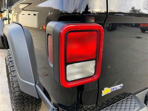 Used 2023 Jeep Gladiator Sport image 32