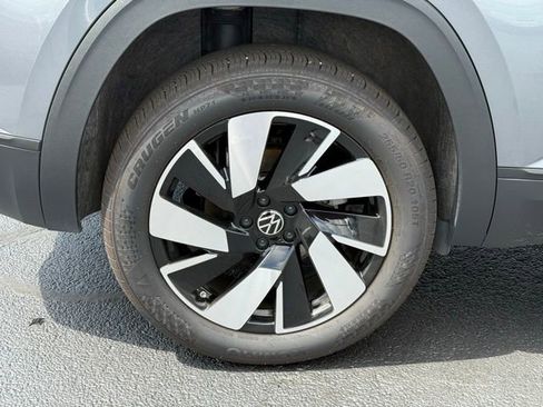 Used 2025 Volkswagen Atlas Cross Sport SE w/ Panoramic Sunroof Package image 10