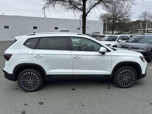 New 2026 Volkswagen Taos SE image 6