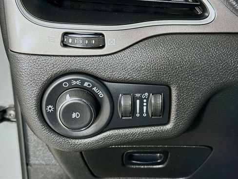 Used 2021 Jeep Cherokee Latitude Lux w/ Mopar Interior Package AWD/4WD image 12