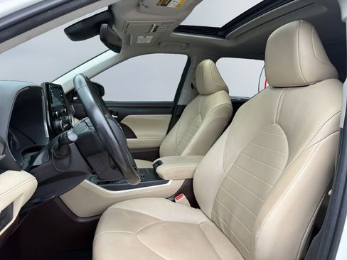 Used 2020 Toyota Highlander XLE FWD image 19