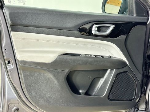 Certified 2024 Jeep Compass Limited image 9