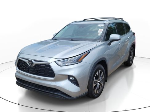 Used 2021 Toyota Highlander XLE FWD image 2