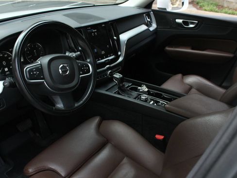 Used 2019 Volvo XC60 T5 Momentum w/ Multimedia Package AWD/4WD image 13