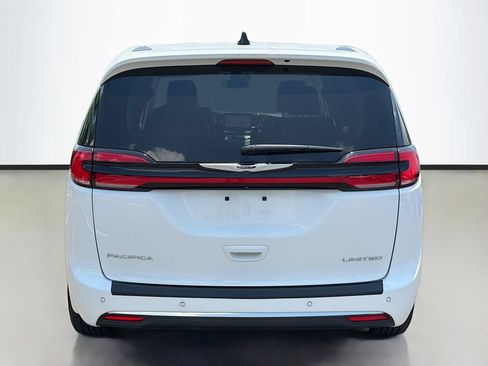 Used 2025 Chrysler Pacifica Select FWD image 2