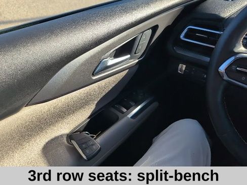 Used 2025 Chevrolet Traverse LT w/ Driver Confidence Package image 11