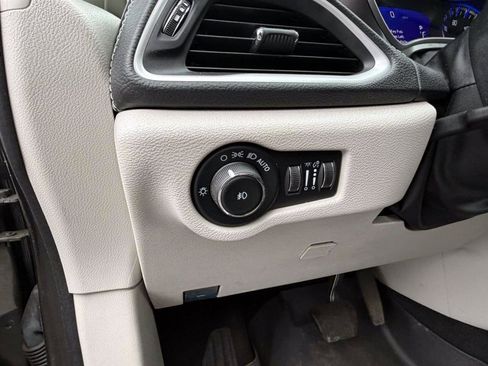 Used 2022 Chrysler Pacifica Touring-L image 17