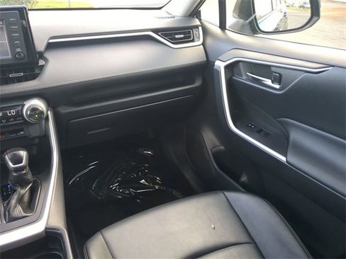 Used 2019 Toyota RAV4 XLE Premium image 17