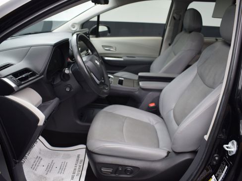 Used 2024 Toyota Sienna Limited AWD/4WD image 17