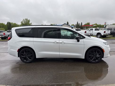 Used 2024 Chrysler Pacifica Limited w/ S Appearance Package image 5