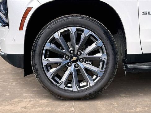 Used 2025 Chevrolet Suburban High Country image 34