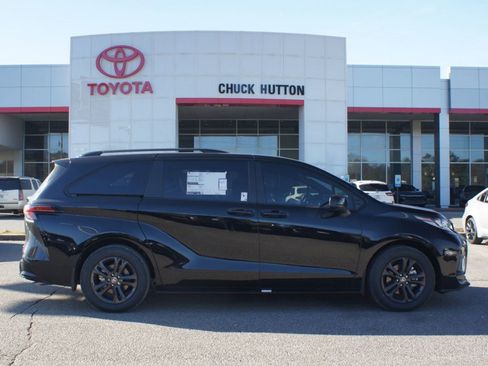 Used 2026 Toyota Sienna XSE image 13