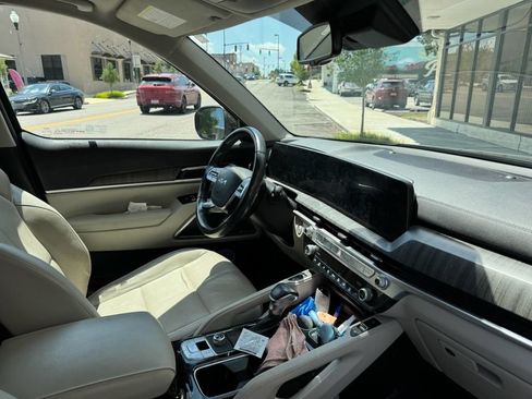 Used 2023 Kia Telluride EX w/ EX Captain's Chair Package FWD image 4