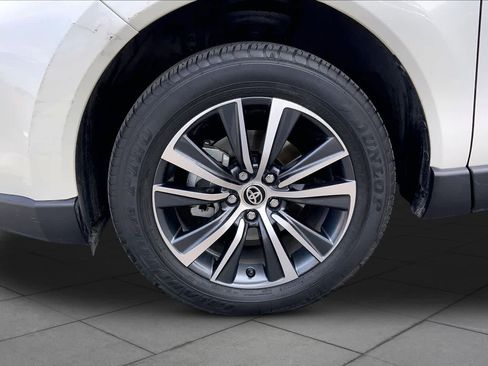 Used 2021 Toyota Venza LE w/ Carpet Mat Package (TMS) image 10