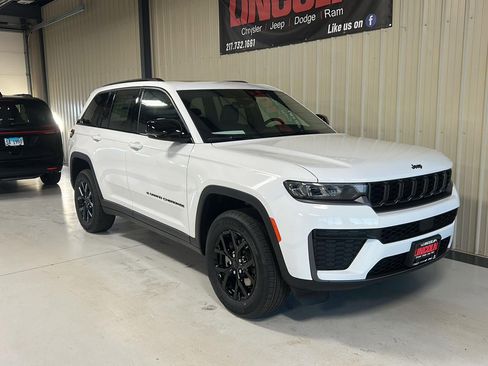New 2026 Jeep Grand Cherokee Altitude image 4