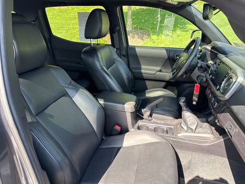 Used 2022 Toyota Tacoma TRD Sport w/ TRD Premium Sport Package AWD/4WD image 13