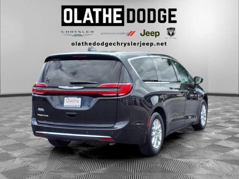 Used 2023 Chrysler Pacifica Touring-L FWD image 29