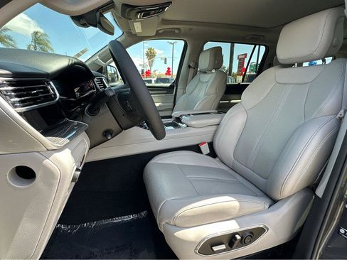 Used 2022 Jeep Wagoneer Series III w/ Premium Group I AWD/4WD image 8