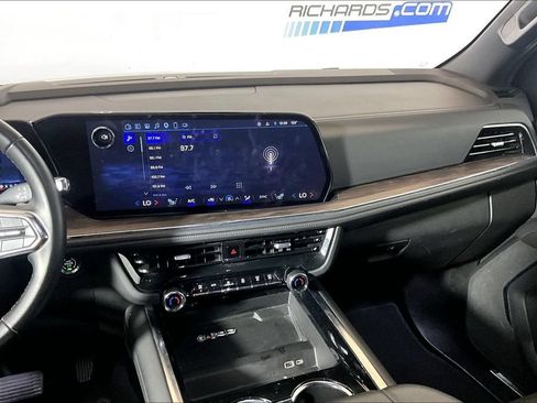 Used 2025 Chevrolet Suburban Z71 AWD/4WD image 5