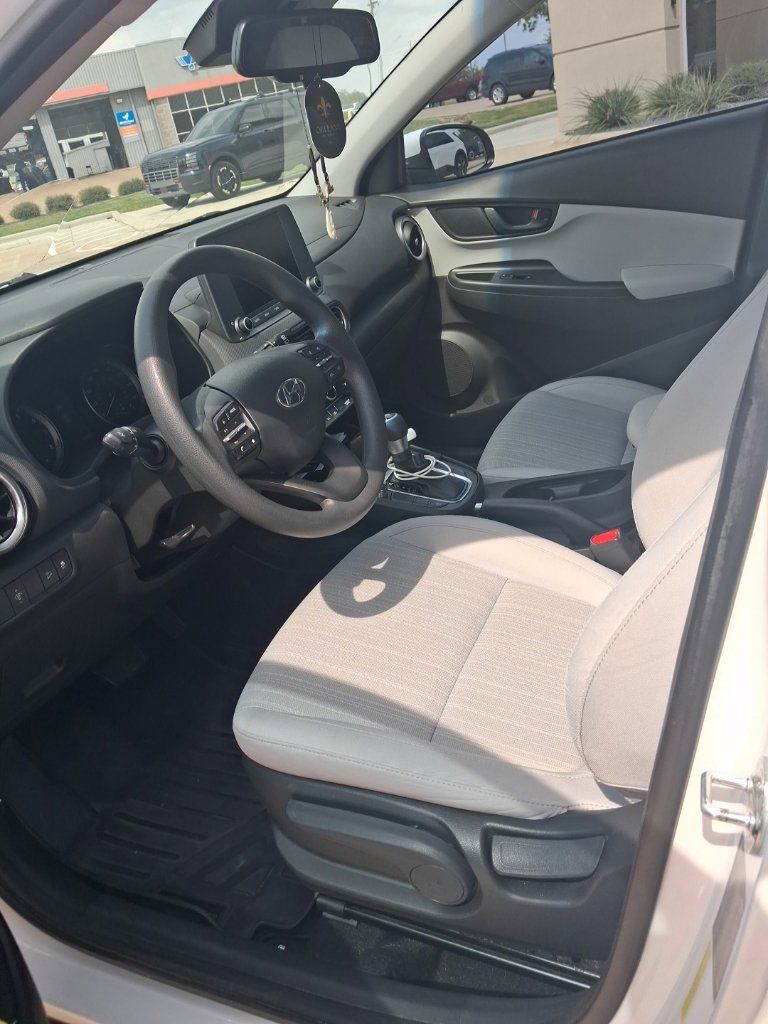 Used 2022 Hyundai Kona SEL FWD image 3