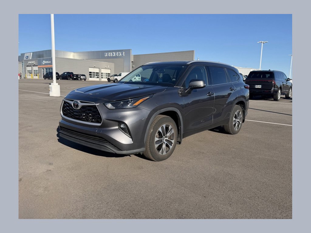 Used 2022 Toyota Highlander XLE AWD/4WD image 1